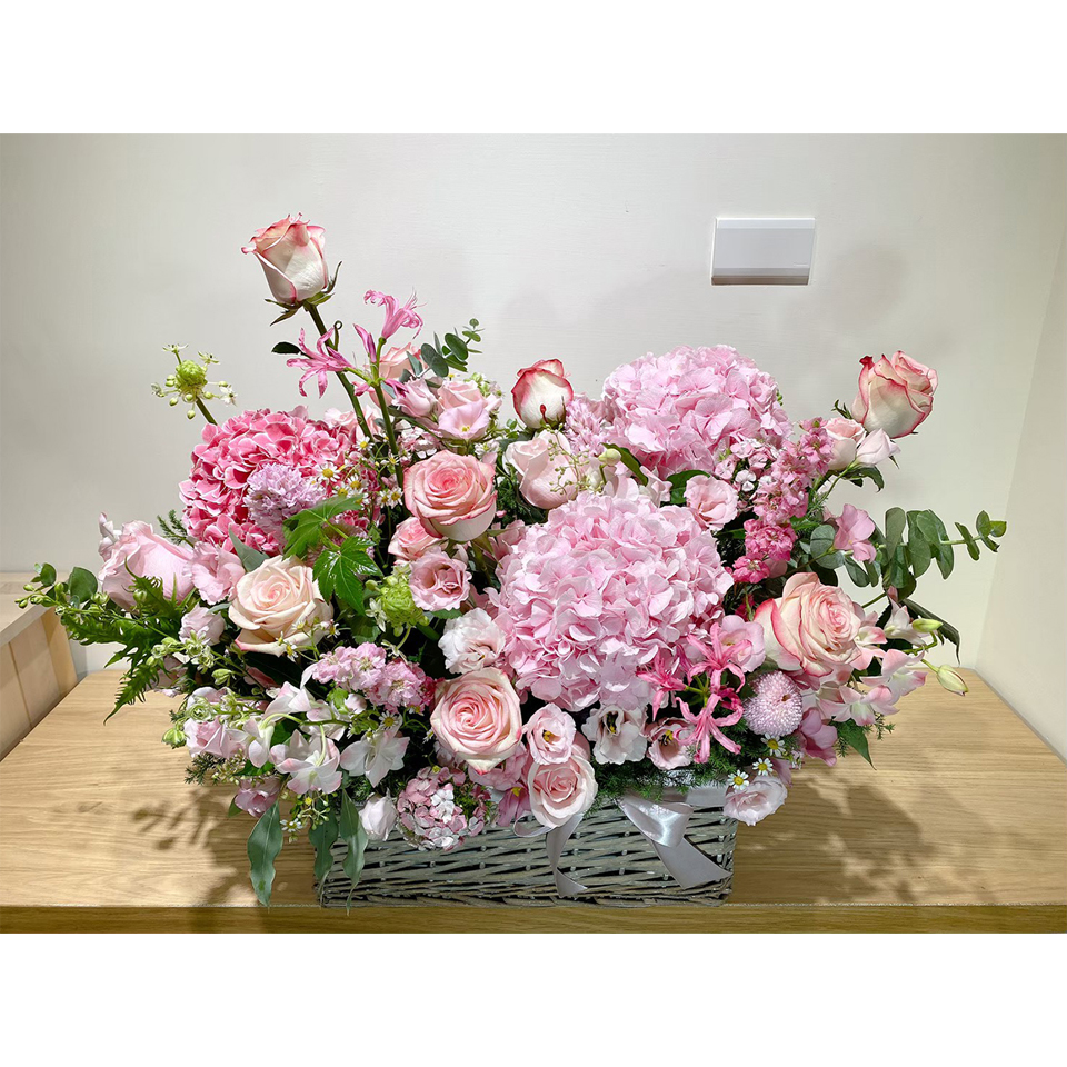 田園的野餐花籃。大