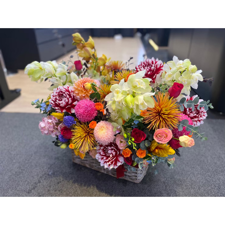 田園的野餐花籃。大