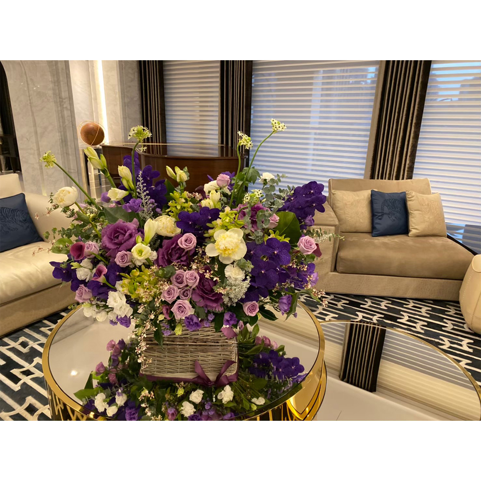 田園的野餐花籃。大