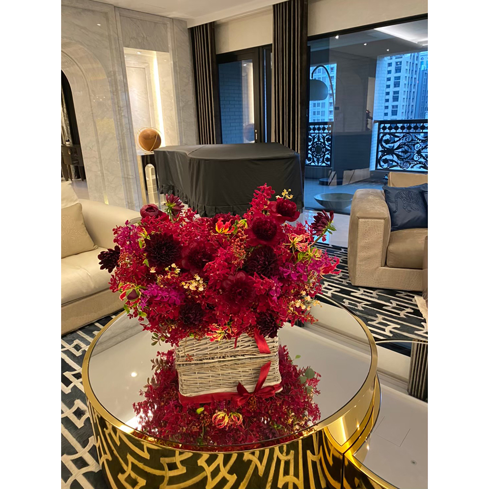 田園的野餐花籃。大