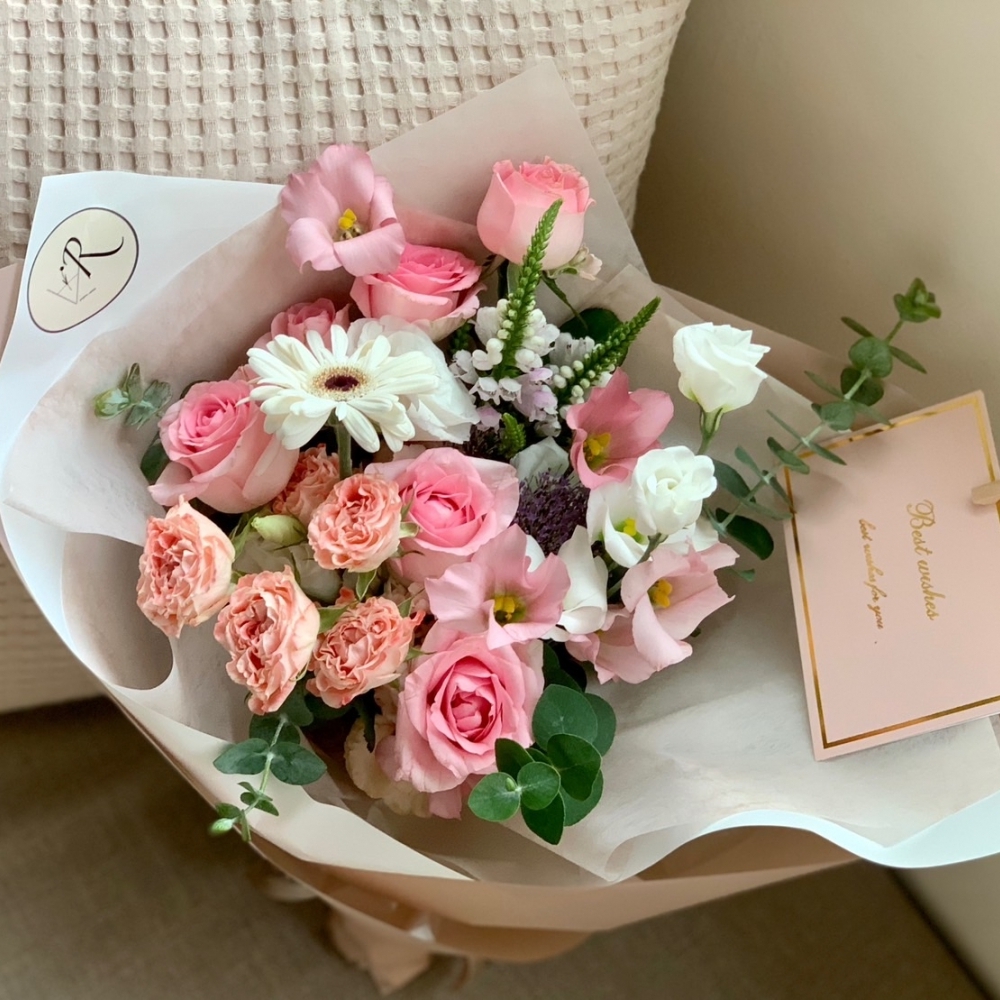 淡雅柔色系中大型花束
