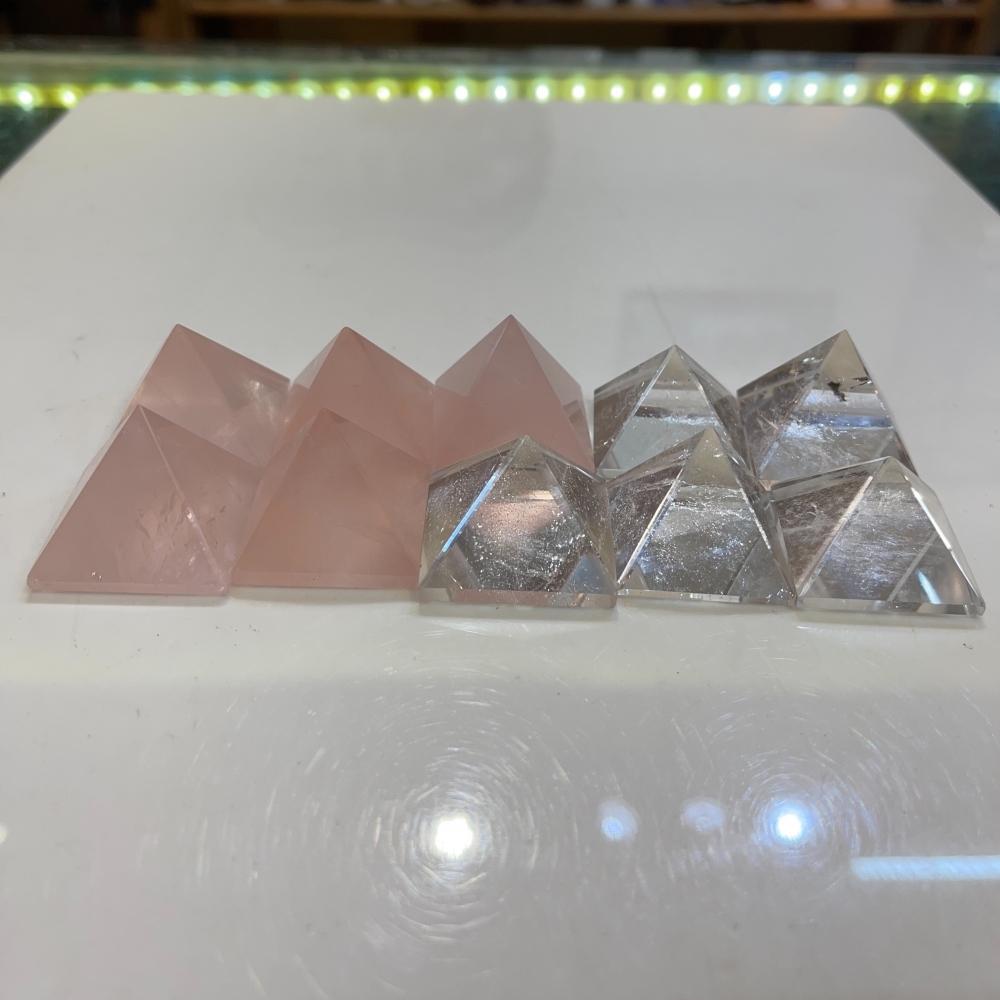 粉晶跟白水晶的金字塔