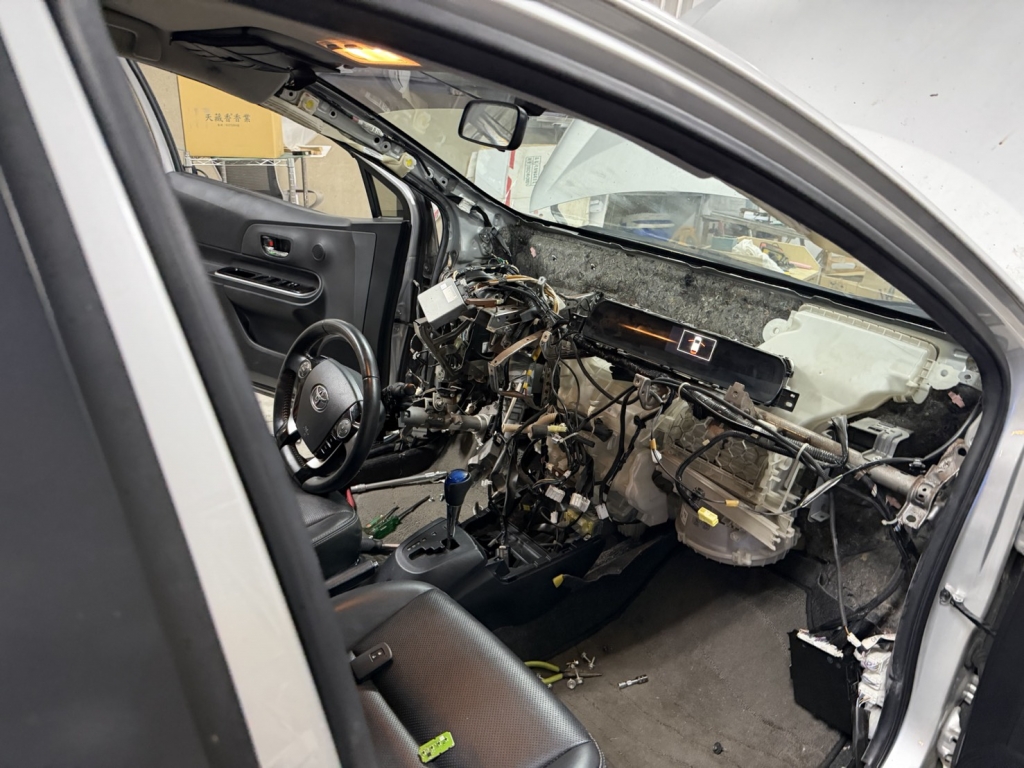 2019年豐田PRIUS C 虧電防盜系統故障維修