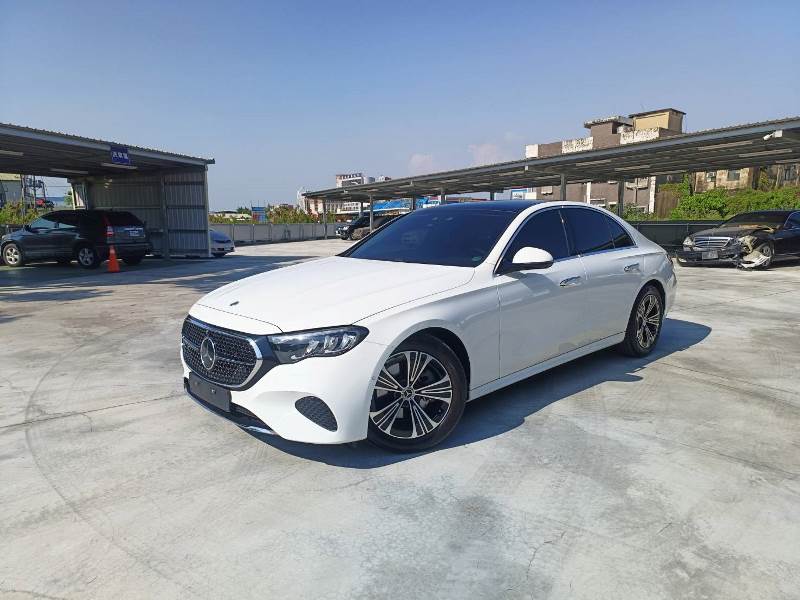 BENZ E200 