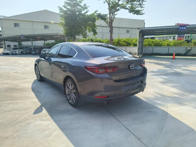 Mazda 3 4D 頂級版(灰)