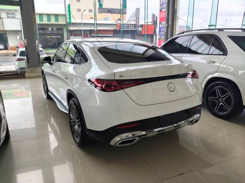 BENZ GLC300 COUPE 4MATIC（白）