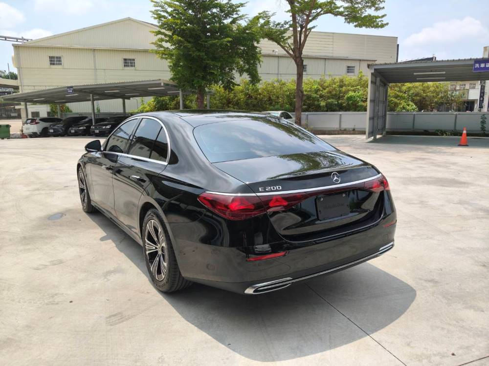 BENZ E200 Sedan（黑）