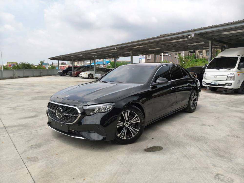 BENZ E200 