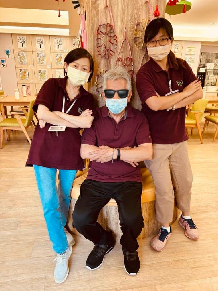 今日帥氣的爸爸一進來馬上吸引大家的目光-台北老人照護推薦