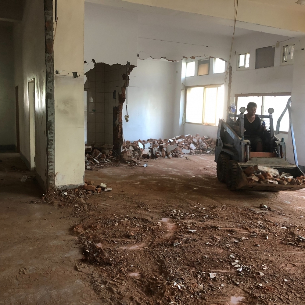 牆面打除、拆除土方清運/台北拆除公司/大安區拆除公司/內湖拆除公司