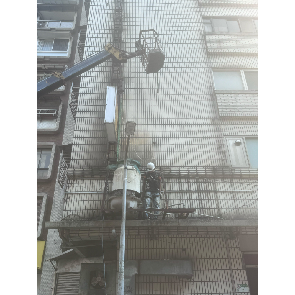 台北拆除工程-台北市光復南路牛肉麵拆除現場