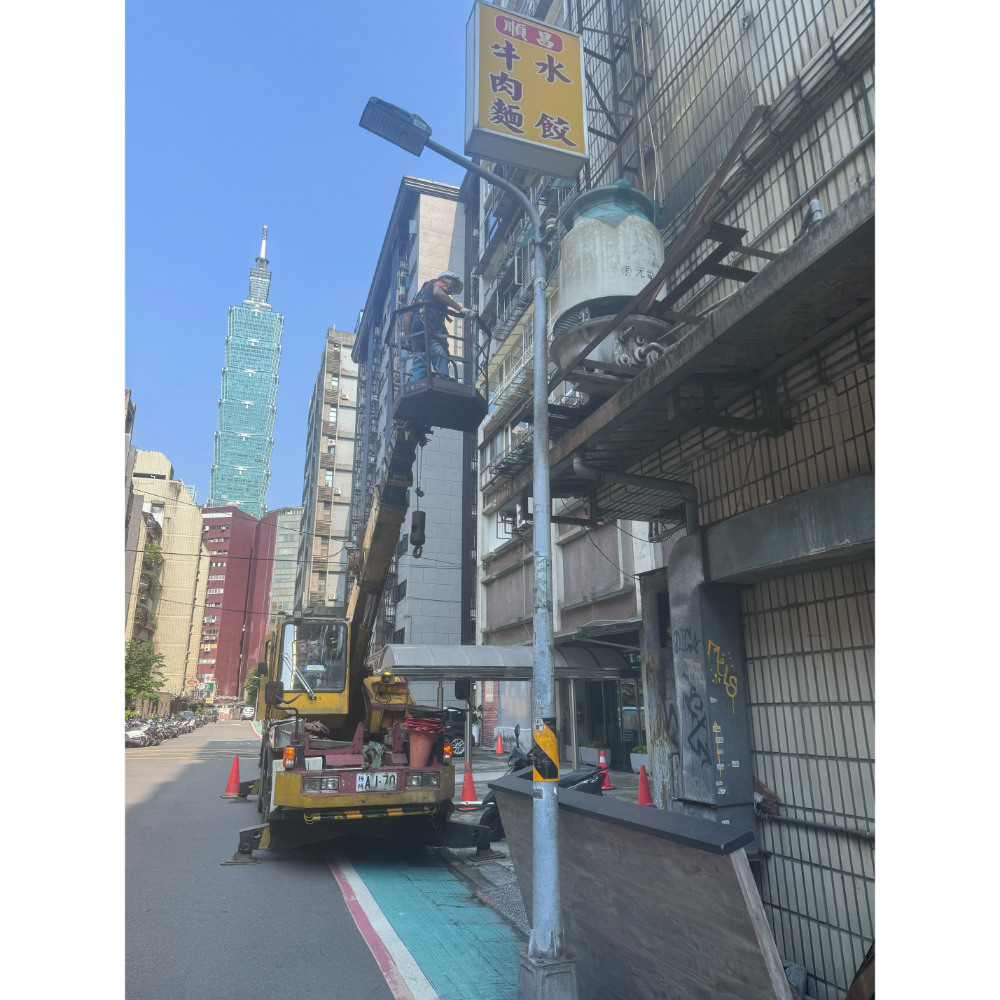台北拆除工程-台北市光復南路牛肉麵拆除現場