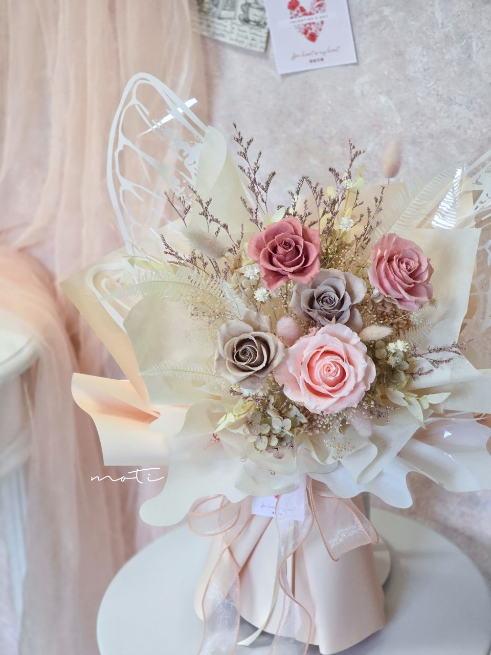 厄瓜多永生玫瑰蝴蝶大花束(粉奶茶色系)