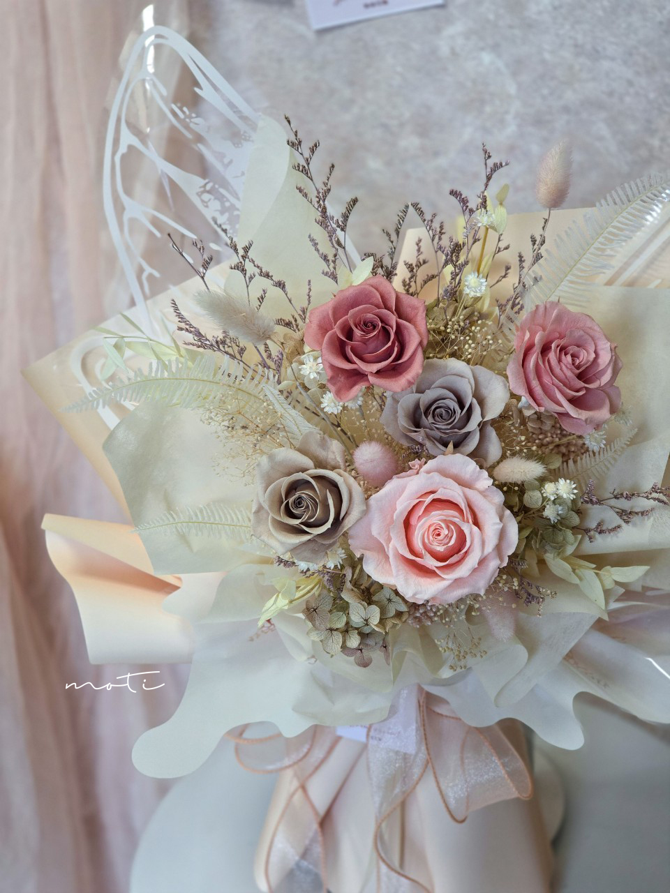 厄瓜多永生玫瑰蝴蝶大花束(粉奶茶色系)