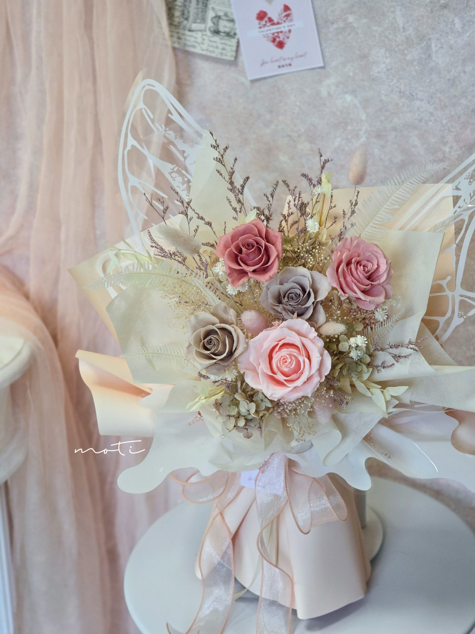 厄瓜多永生玫瑰蝴蝶大花束(粉奶茶色系)