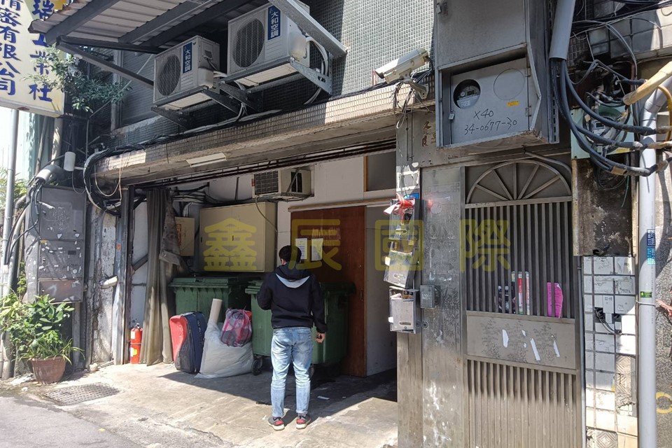 新莊透天</BR>地坪：76.4</BR>建坪：201.2</BR>售價6876萬</BR>路寬8米</BR>