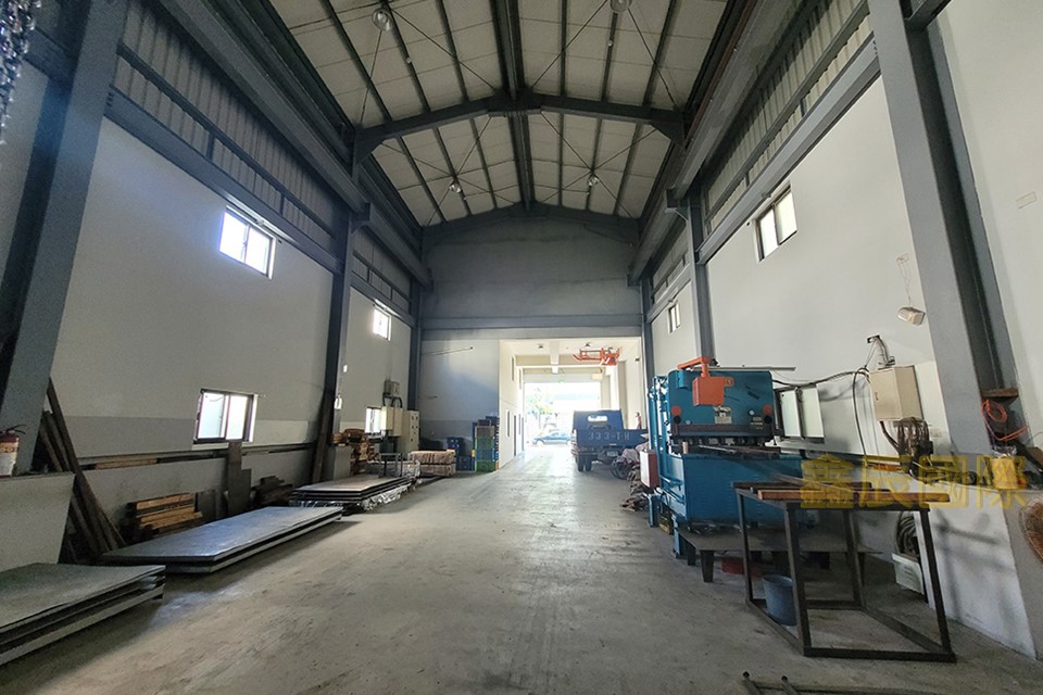 八里挑高廠房</BR>地坪：185</BR>建坪：160</BR>租金25萬</BR>產專一，附天車
