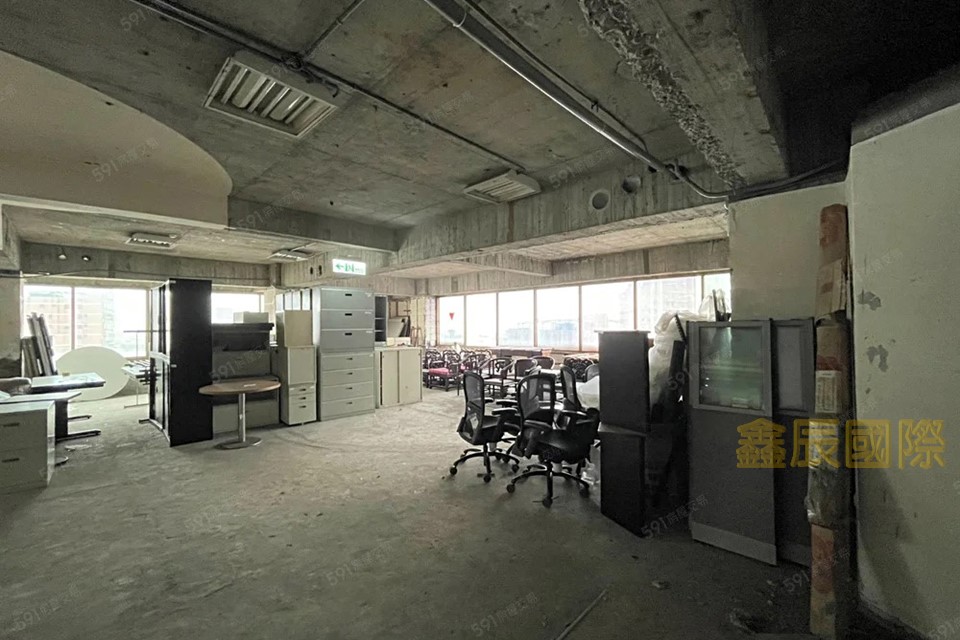 板橋捷運商辦</BR>地坪：20.98</BR>建坪：162.44</BR>售價6500萬</BR>板橋薈萃商業區
