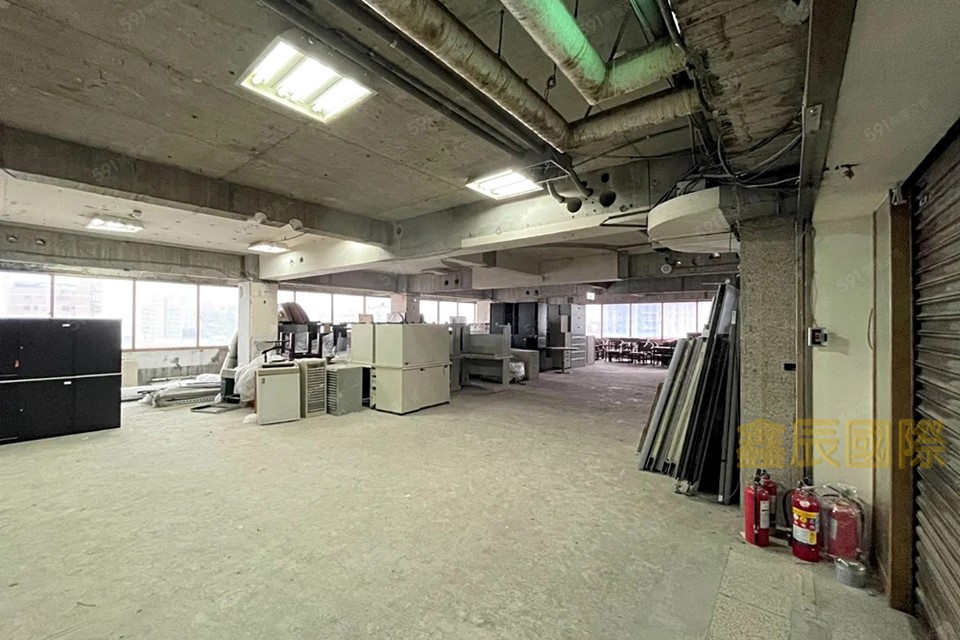 板橋捷運商辦</BR>地坪：20.98</BR>建坪：162.44</BR>售價6500萬</BR>板橋薈萃商業區