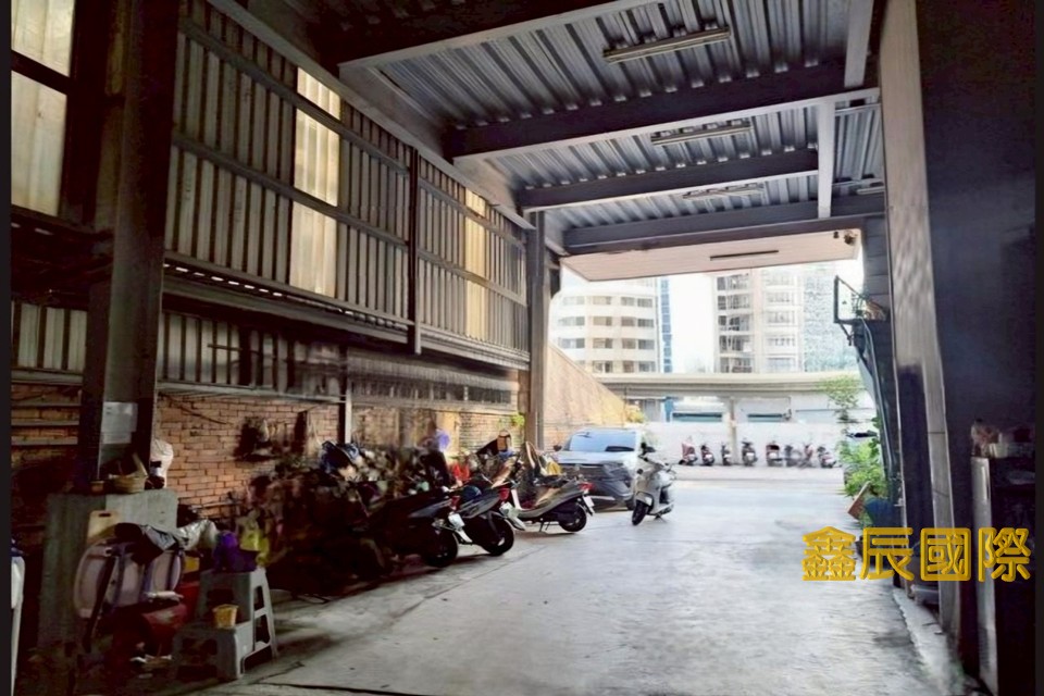 新莊挑高鋼構廠</BR>地坪：283.52</BR>建坪：268</BR>售價2億3800萬</BR>挑高好使用