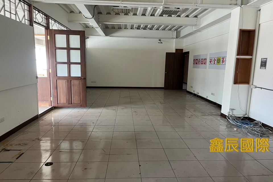 八里廠辦</BR>建坪：120</BR>租金5.5萬</BR>有客貨梯</BR>大台北核心地帶