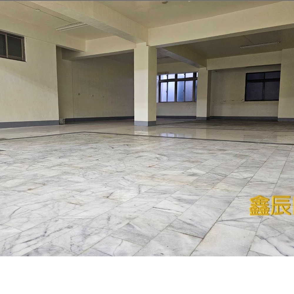 三重大路邊倉庫廠房</BR>地坪：68.6</BR>建坪：120</BR>租金10萬</BR>30米大路邊