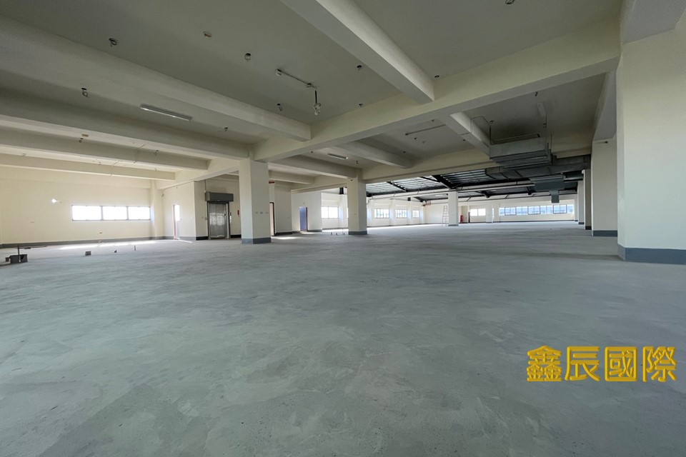 台中神岡廠房</BR>地坪：1832.15</BR>建坪：2145.55</BR>租金186萬</BR>三面臨路大面寬