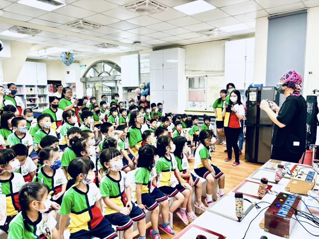 幼兒園百人畫糖體驗