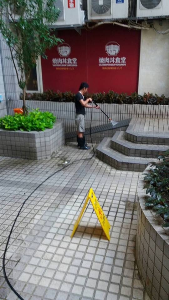 高壓沖洗牆面及地板