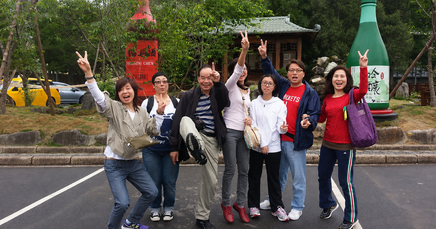 新加坡遊客家族成員於(埔里酒廠)