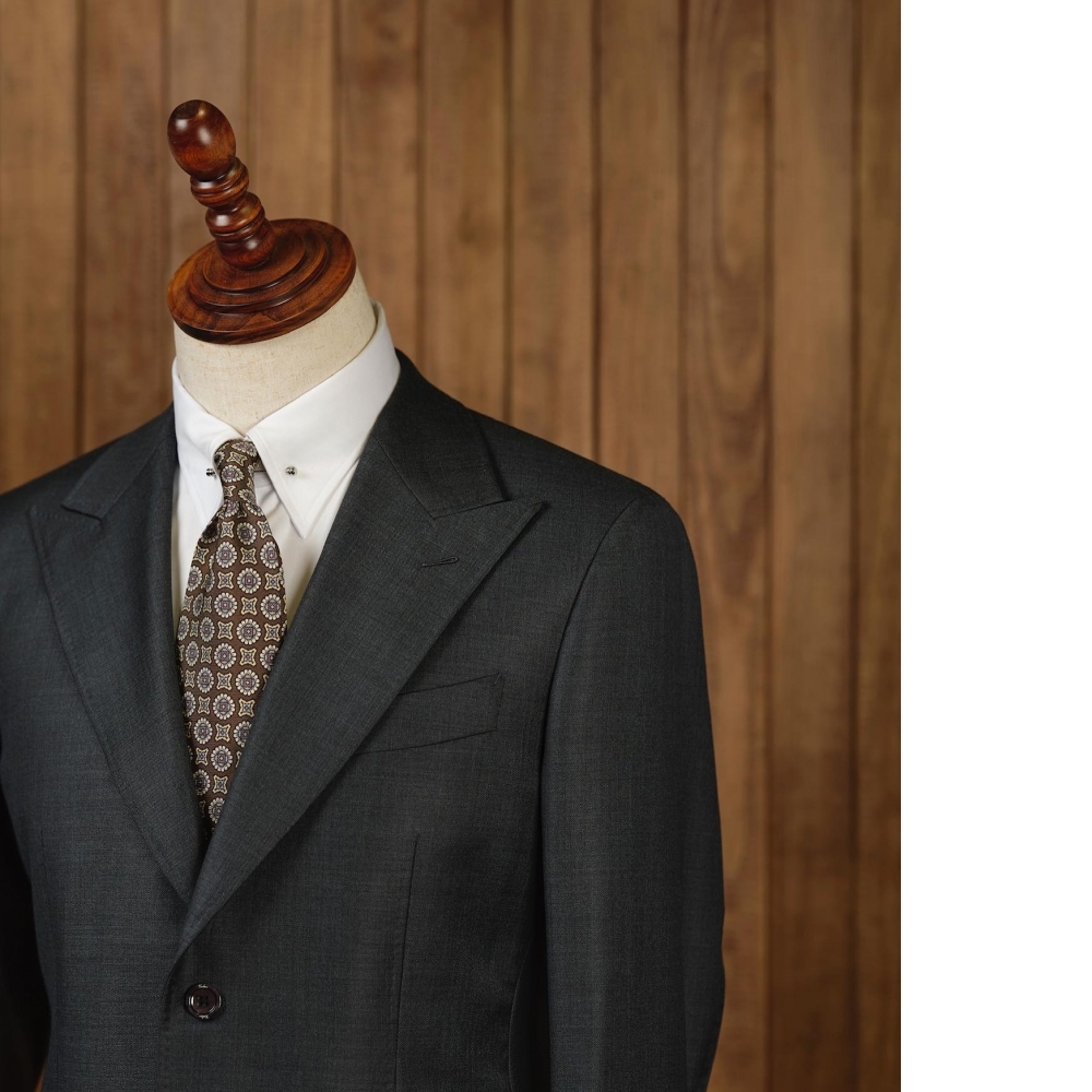 兼具挺括與光澤：Loro Piana 150s 墨綠色西裝訂製