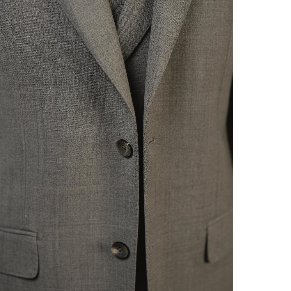 結構之王:英式 4ply 淺灰三件式西裝,硬挺美學的極致展現