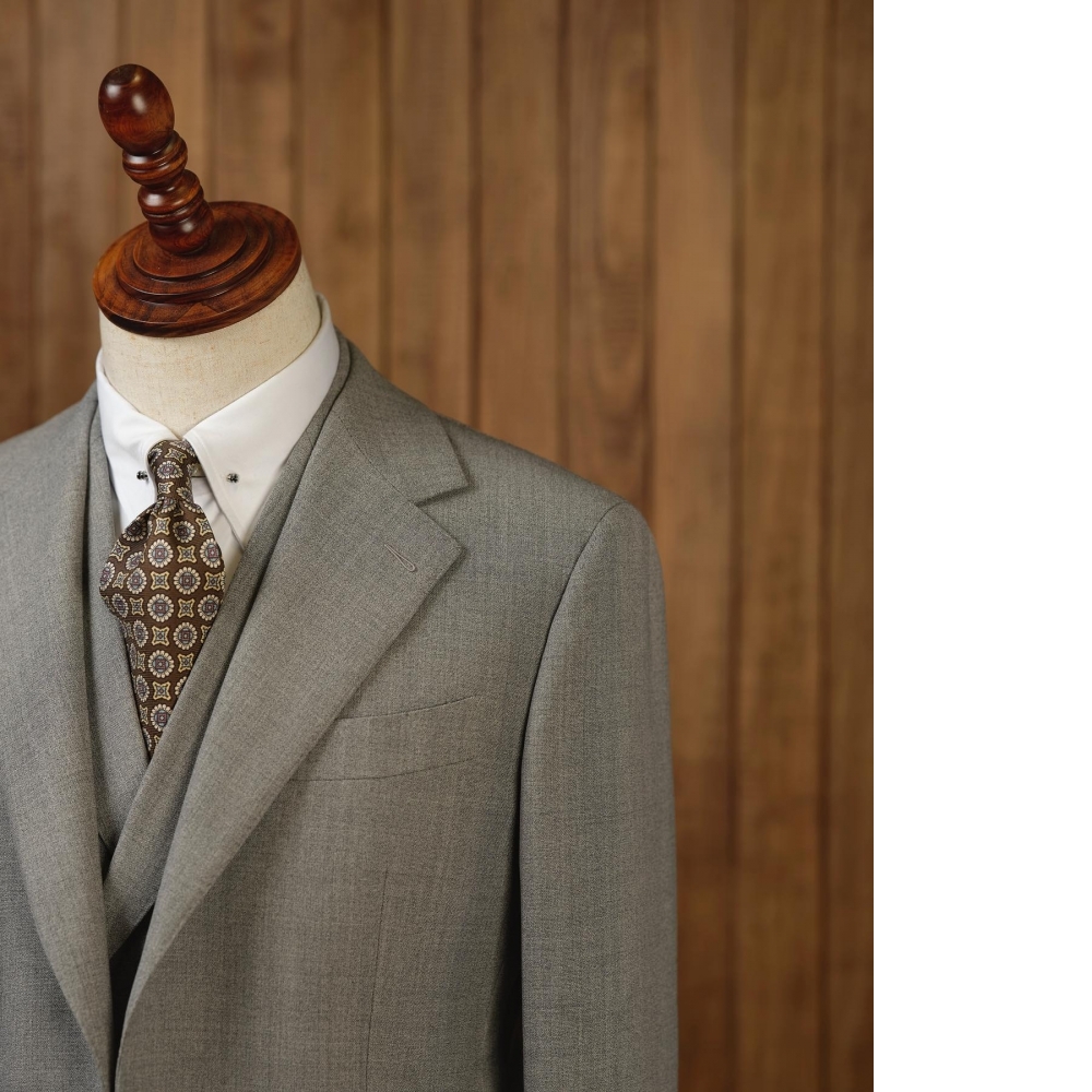 結構之王：英式 4ply 淺灰三件式西裝，硬挺美學的極致展現