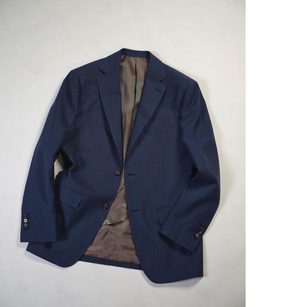 藍色的兩種頂級詮釋：Dormeuil 的純粹 vs. Scabal 的不凡