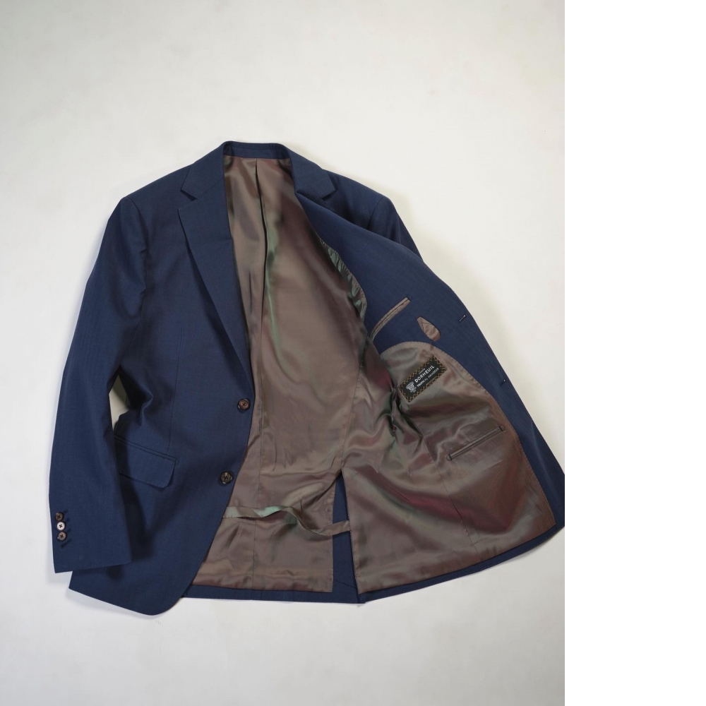 藍色的兩種頂級詮釋：Dormeuil 的純粹 vs. Scabal 的不凡