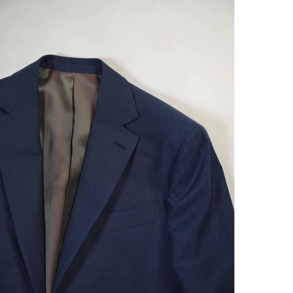 藍色的兩種頂級詮釋：Dormeuil 的純粹 vs. Scabal 的不凡