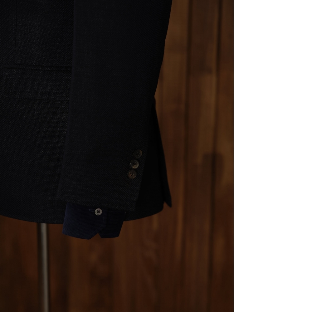 矛盾的傑作：Zegna 粗斜紋西裝的粗獷與細膩光澤
