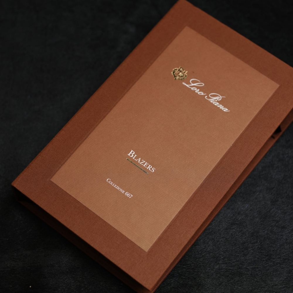 頂級觸感的代名詞：Loro Piana 純羊絨，演繹淺灰休閒西裝的極致質感