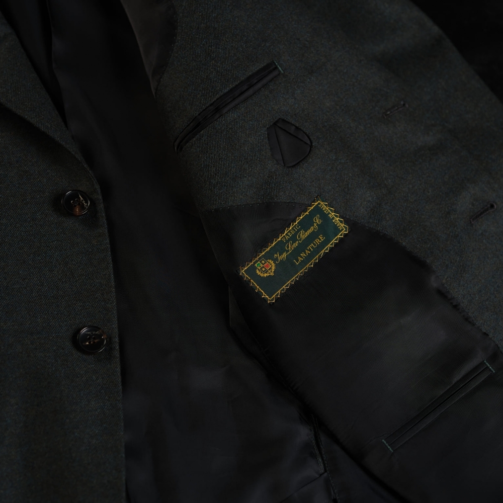 結構與細膩的罕見融合:Loro Piana WINTER AUSTRALIS 墨綠西裝