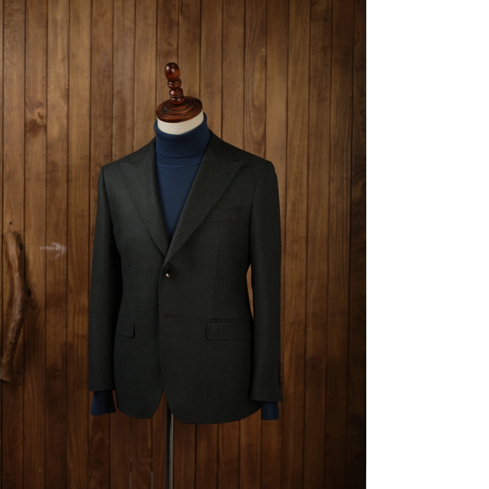 結構與細膩的罕見融合:Loro Piana WINTER AUSTRALIS 墨綠西裝