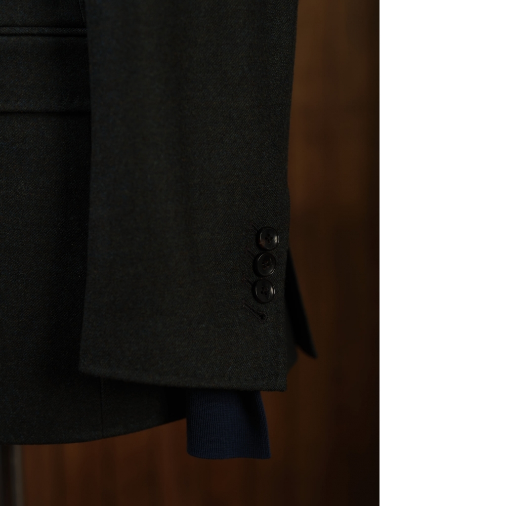 結構與細膩的罕見融合:Loro Piana WINTER AUSTRALIS 墨綠西裝