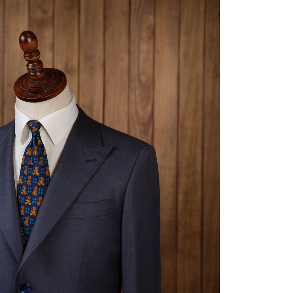 超越基礎的品味：Loro Piana AUSTRALIS 莫蘭迪藍灰西裝