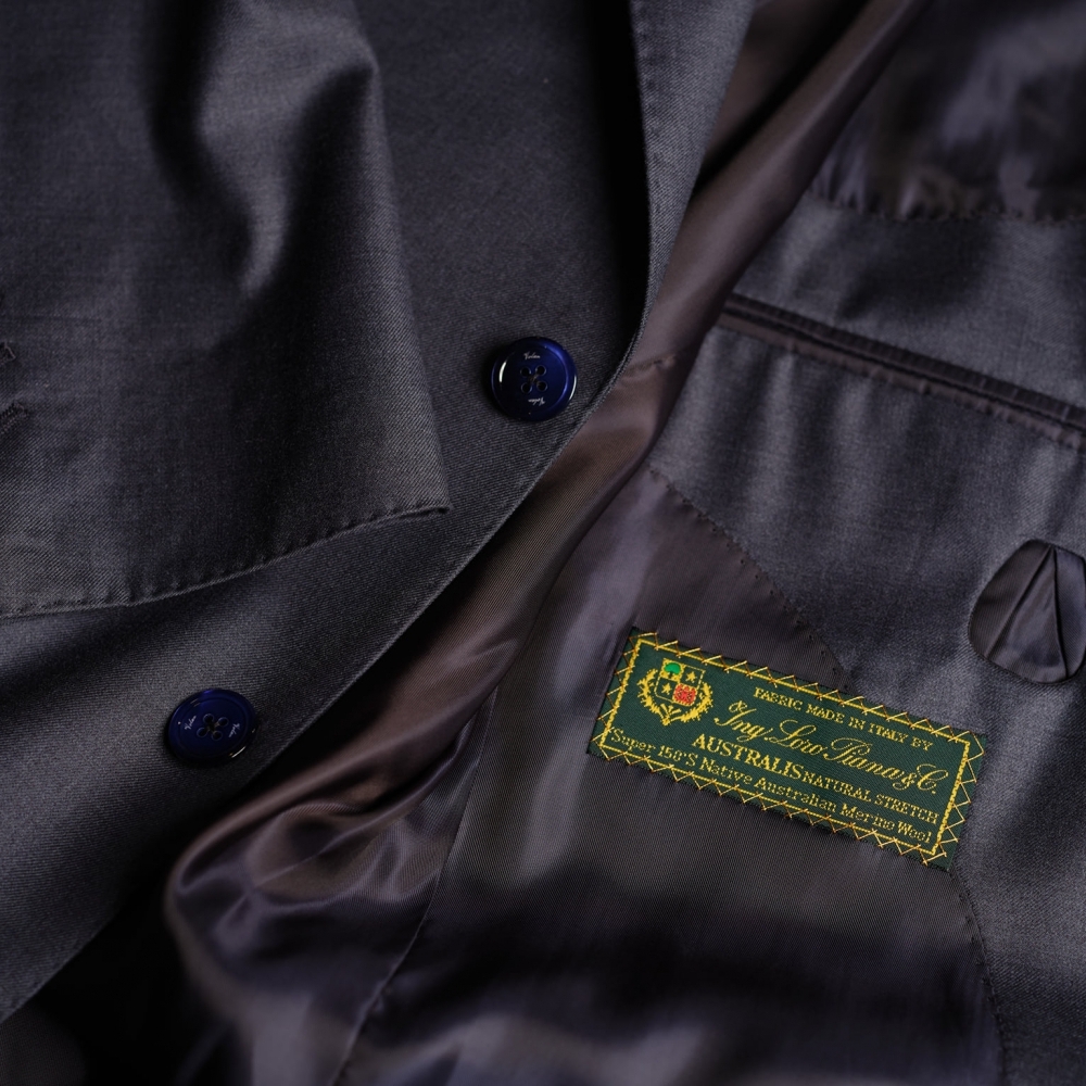 超越基礎的品味:Loro Piana AUSTRALIS 莫蘭迪藍灰西裝