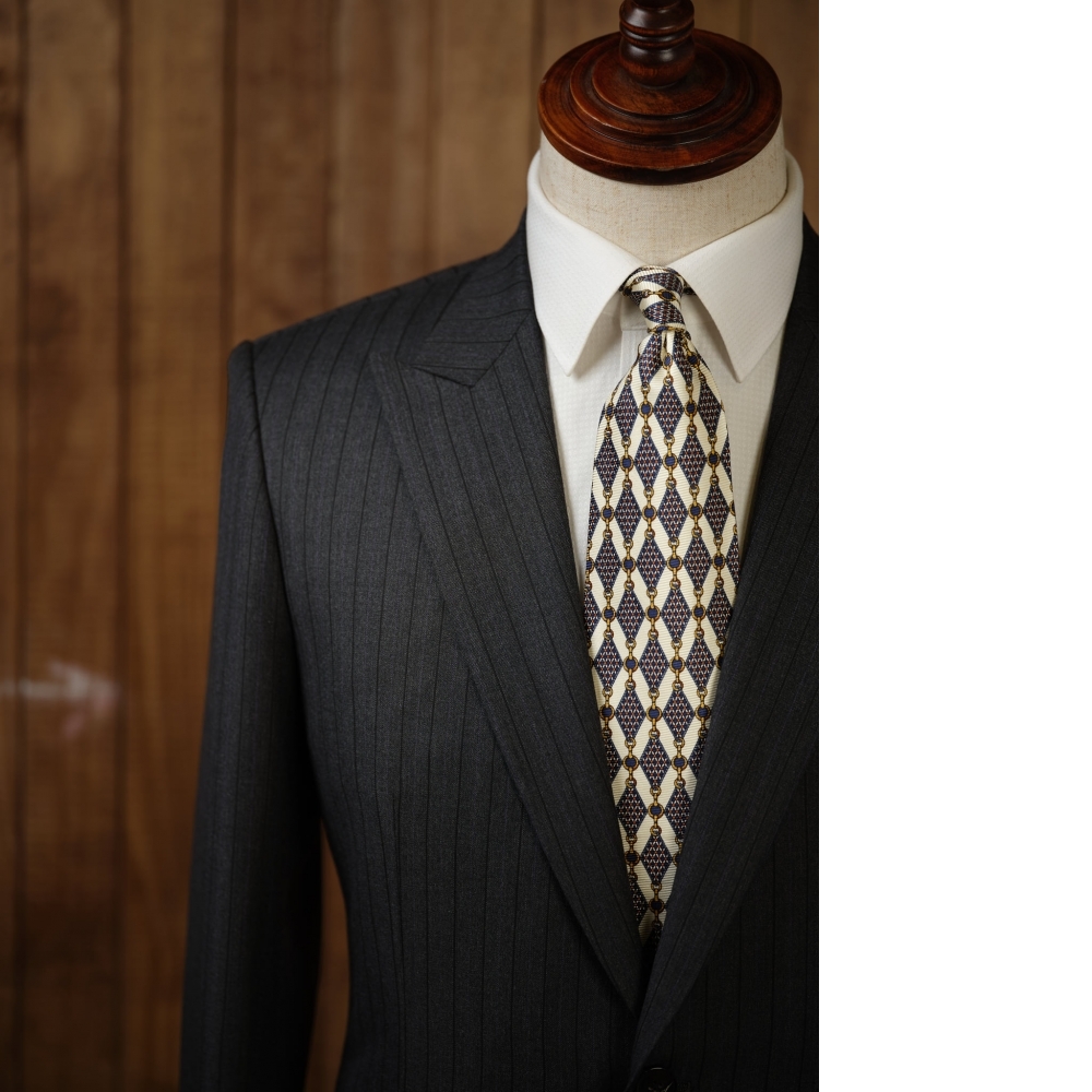 頂級英倫的品味對決：Scabal 權力條紋 vs. Huddersfield 品味格紋