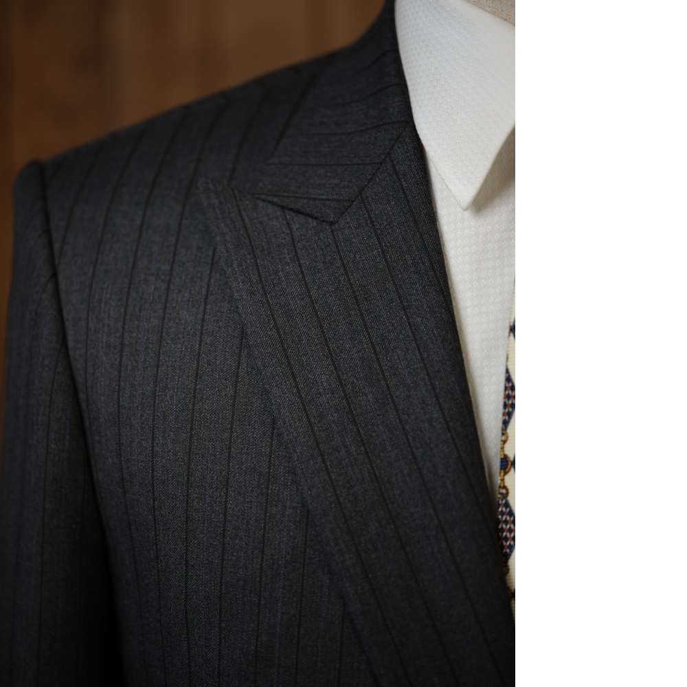 頂級英倫的品味對決:Scabal 權力條紋 vs. Huddersfield 品味格紋