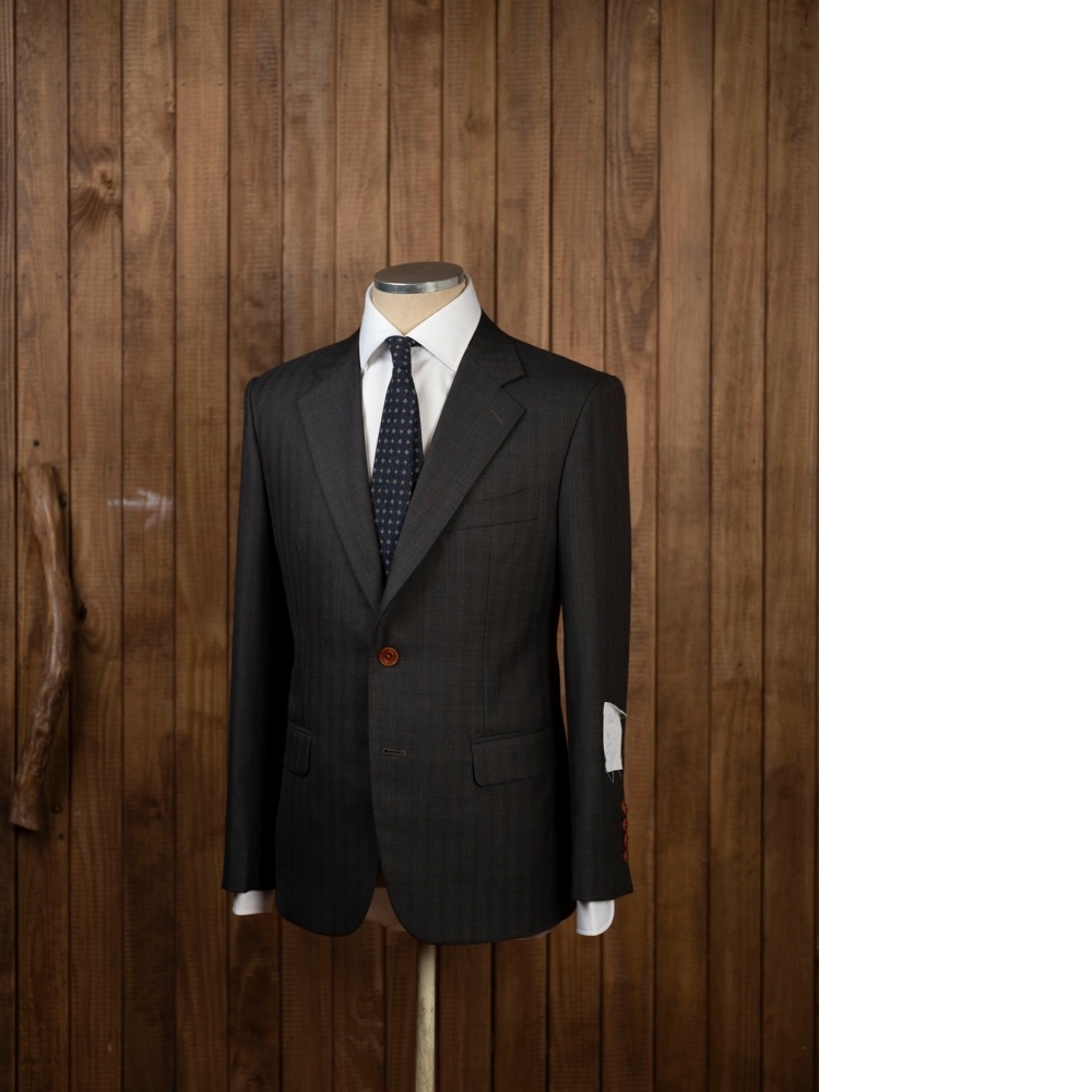 藏於 170s 頂級奢華中的紅色宣言:Zegna 15milmil 灰紅條紋