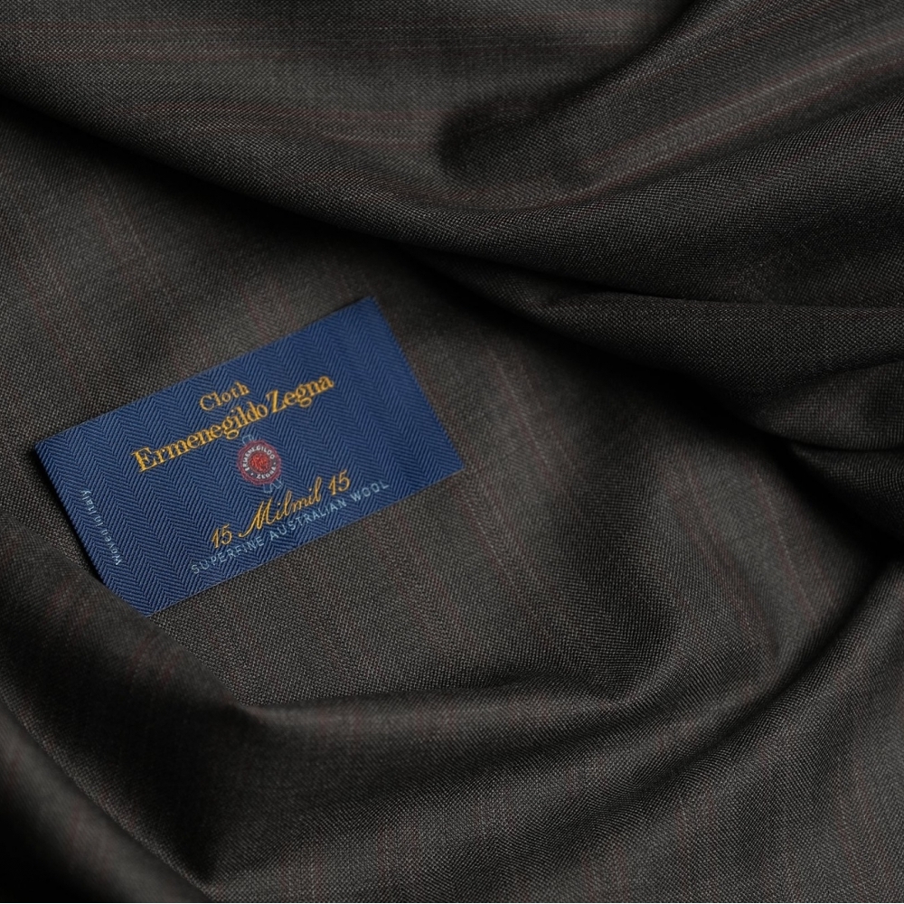 藏於 170s 頂級奢華中的紅色宣言:Zegna 15milmil 灰紅條紋