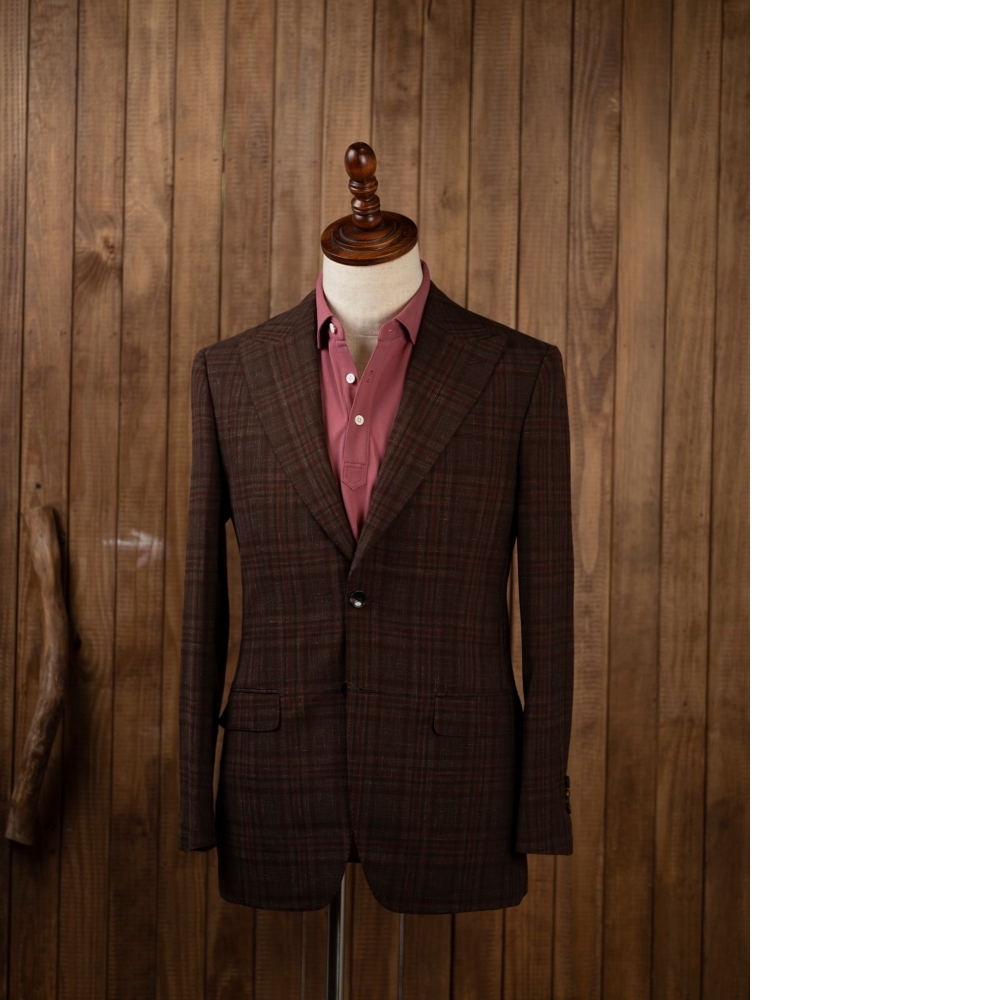 Zegna 的經典夏季配方：羊毛、亞麻、蠶絲「三重奏」，打造紅棕色格紋休閒西裝