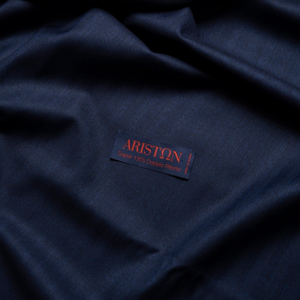 感與光澤的勝利:Aniston 義式藍色魚骨紋西裝