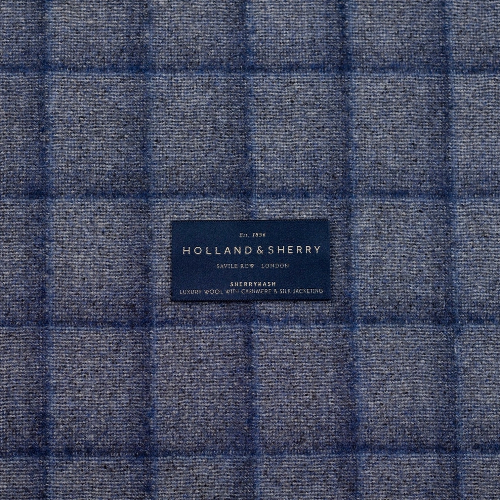 藍色層次的美學:Holland & Sherry 法蘭絨,演繹淡藍底與寶藍格紋的完美結合